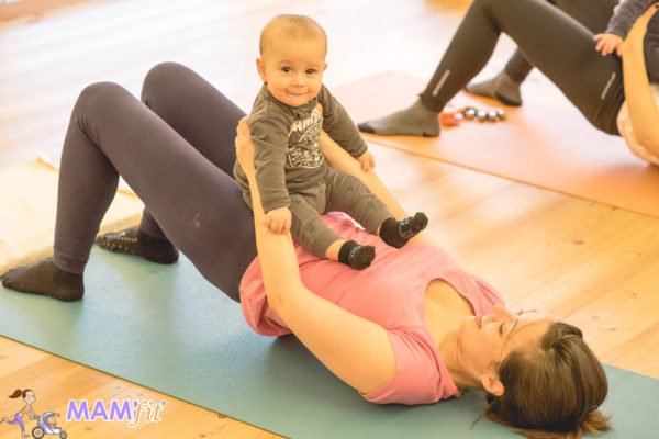 Ejercicio mujer con bebe